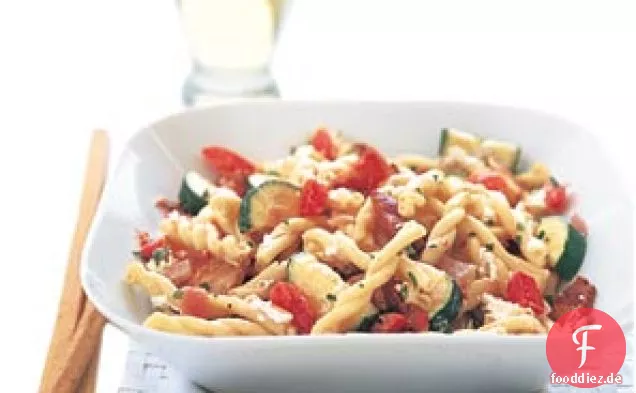 Gemelli mit Zucchini, Tomaten und Speck