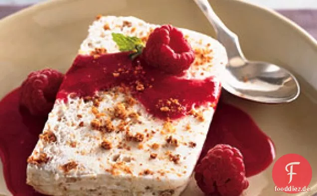 Zitrone und Amaretti Semifreddo mit Himbeersauce