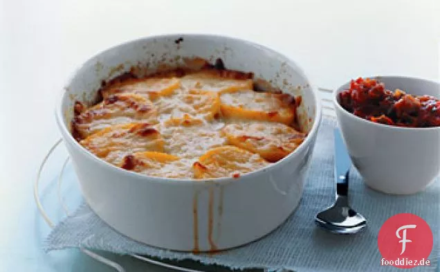 Polenta-Torte mit Käse und Tomatensauce