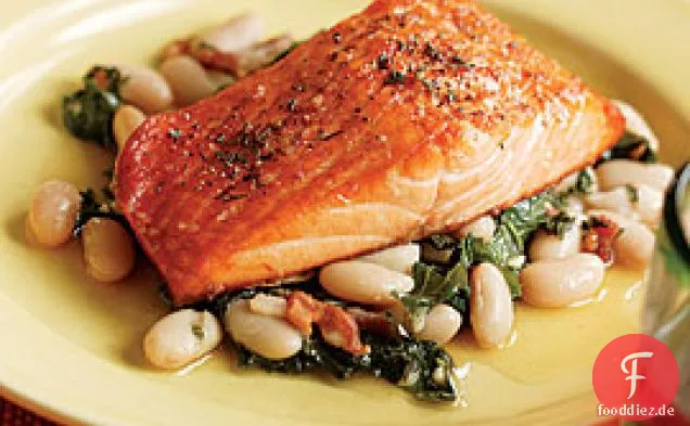 Gebratener Lachs mit weißer Bohne, Grünkohl & Speck Ragoût