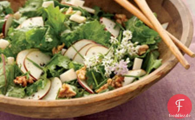 Roher Grünkohlsalat mit Gouda, Birne und Walnüssen