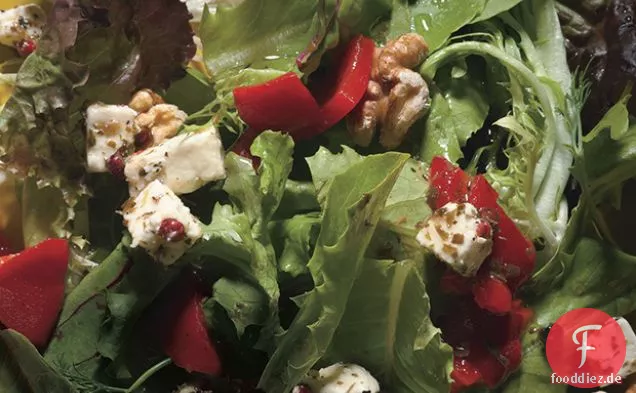 Kräutersalat mit Feta, gerösteten Paprika und gerösteten Nüssen