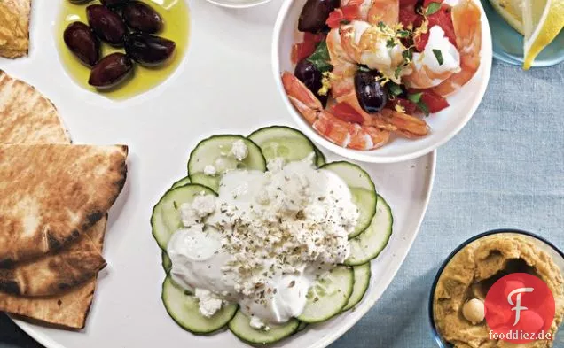 Meze-Platte mit Hummus, Garnelensalat und Gurkensalat