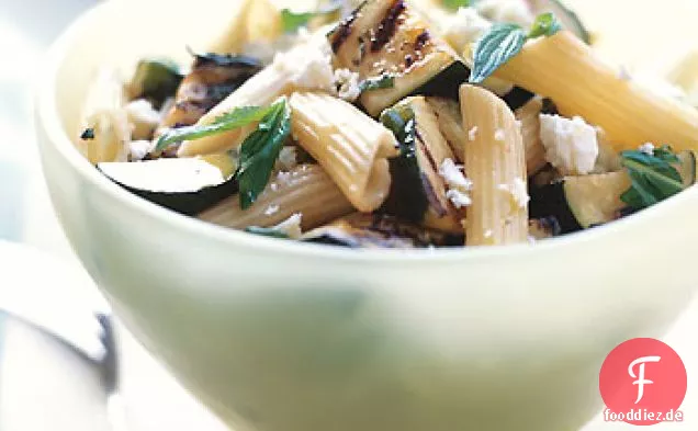 Penne mit gegrillten Zucchini, Ricotta Salata und Minze
