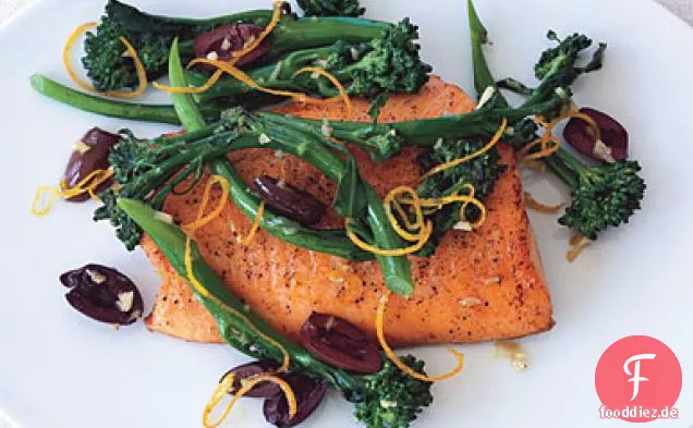 Gebratener arktischer Saibling mit Broccolini, Oliven und Knoblauch