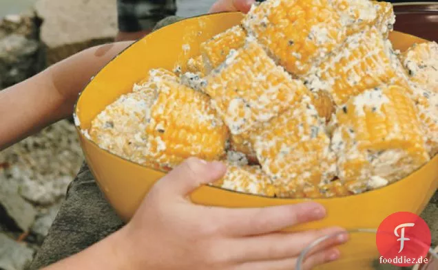 Mais auf dem Kolben mit Minze-Feta-Butter