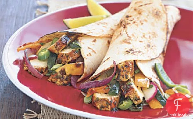 Cilantro-Lime Chicken Fajitas mit gegrillten Zwiebeln