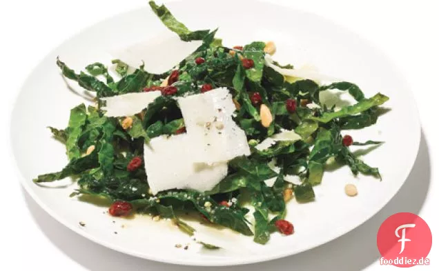 Grünkohlsalat mit Pinienkernen, Johannisbeeren und Parmesan
