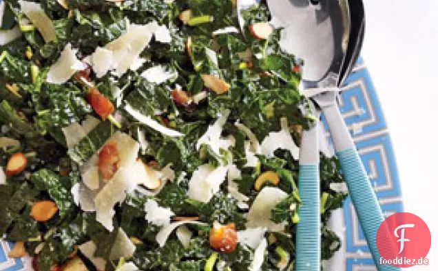 Grünkohlsalat mit Datteln, Parmesan und Mandeln