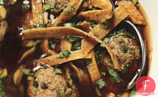 Poblano Albóndigas mit Ancho-Chile-Suppe