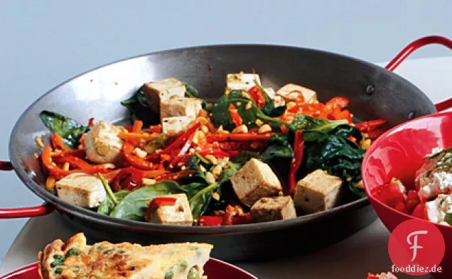 Würziger Thai Tofu mit roten Paprika und Erdnüssen