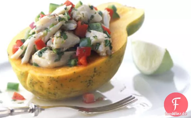 Krabbensalat nach thailändischer Art in Papaya