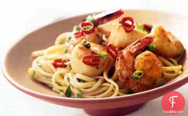 Linguine mit Garnelen und Jakobsmuscheln in thailändischer grüner Currysauce