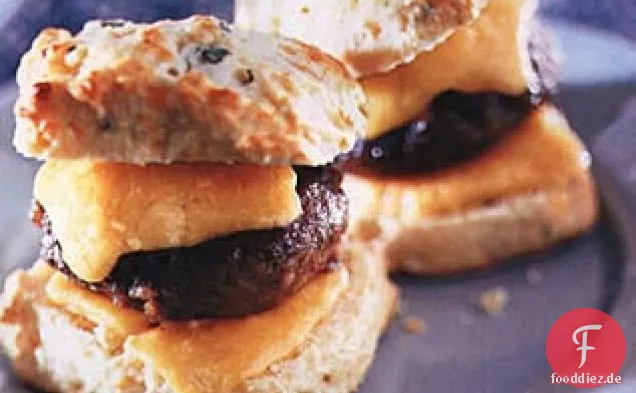 Salbei Buttermilchkekse mit Wurst und Cheddar