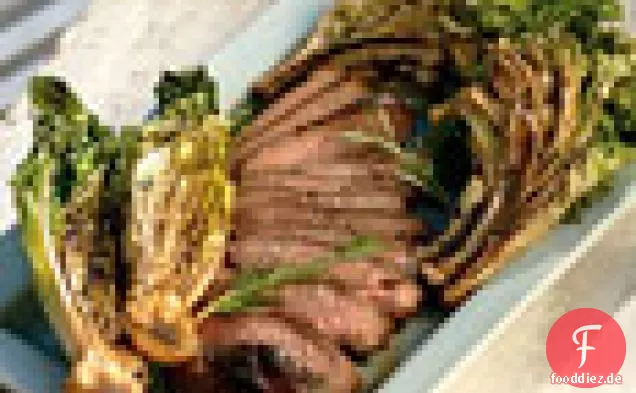 Gegrillte Lammkeule mit lockigem Endivien und Romaine