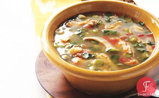 Hühnchen und Hominy Suppe