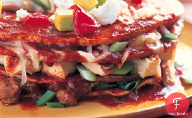 Gestapelte Enchiladas mit Truthahn und Chipotle-Bohnen