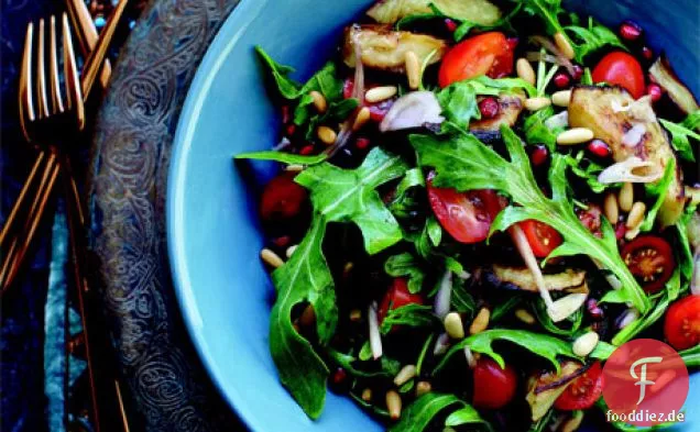 Rucola-Salat mit gerösteten Auberginen und süßem Granatapfel-Dressing