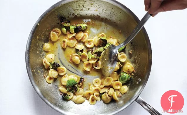 Orecchiette Carbonara mit verkohltem Rosenkohl