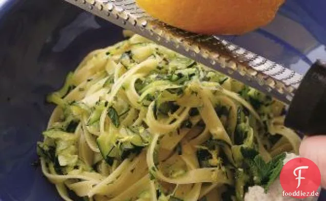 Fettuccine mit zerkleinerten Zucchini, frischem Ricotta und Zitronenschale