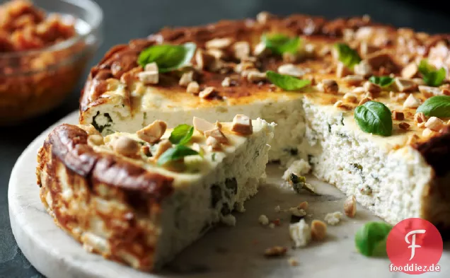 Kräuter-Ricotta-Käsekuchen mit geröstetem Tomatenpesto