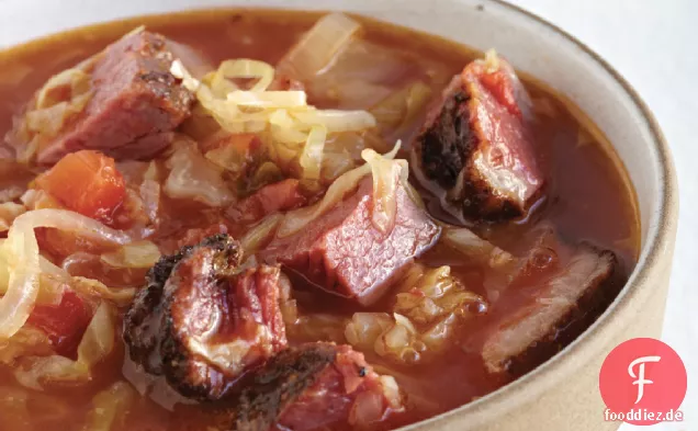 Herbstkohl und geräuchertes Fleisch Borschtsch