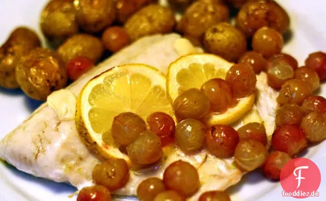 Zander Mit Gerösteten Trauben und Fingerling-Kartoffeln