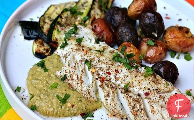 Za'atar-geriebener Kabeljau mit würzigem Kichererbsenpüree und gegrillter Zucchini