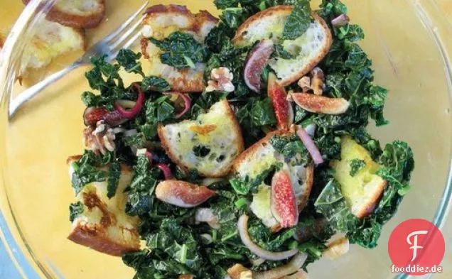 Gegrilltes Brot und Grünkohl-Salat Mit roten Zwiebeln, Walnüssen und Feigen, Aus dem Herzen der Platte