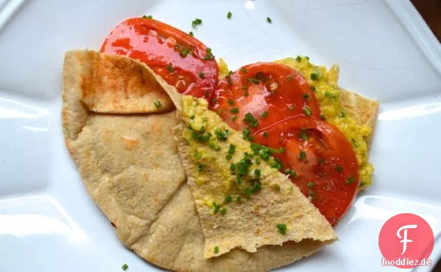 Rührei mit Tomaten und Fladenbrot