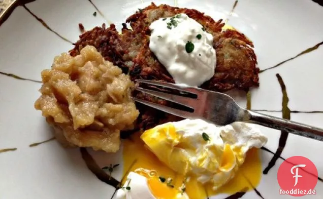 Kartoffelpuffer mit ofengeröstetem Thymian-Apfelmus, Sauerrahm und pochierten Eiern