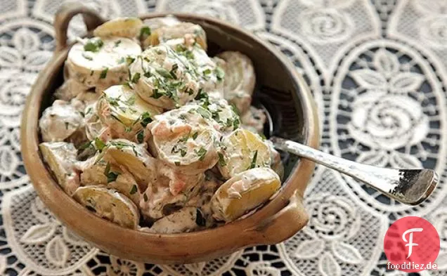 Fünf Zutaten geräucherter Lachs und Kartoffelsalat