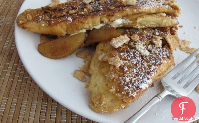 Cinnamon Toast Crunch® beschichteter Apfel gefüllter French Toast