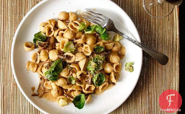 Pasta Mit Pilzen, Rosenkohl und Parmesan