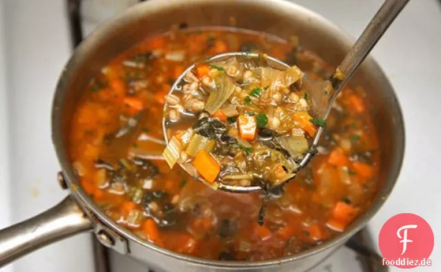 Herzhafte Escarole, Gerste und Parmesansuppe