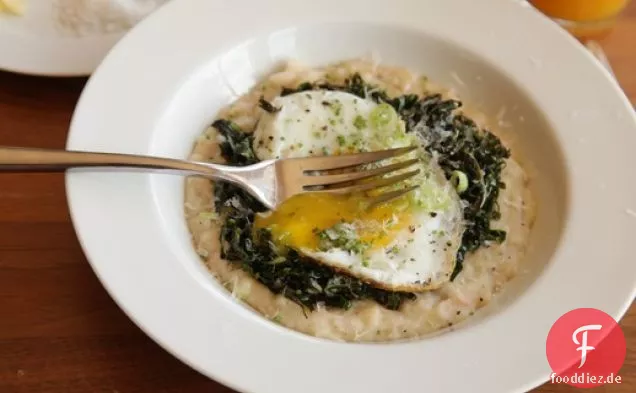 Cheesy pürierte weiße Bohnen mit Grünkohl, Parmesan und einem Spiegelei