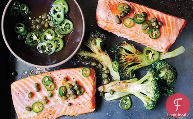 Gebratener Lachs und Brokkoli mit Chile-Kapern-Vinaigrette