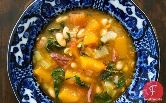 Weiße Bohnensuppe mit Schinken, Kürbis und Mangold
