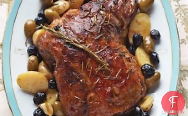 Geschmorte Lammkeule mit Kartoffeln und Oliven