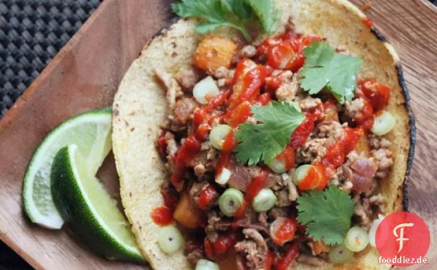 Easy Skillet Truthahn und Squash Tacos mit Sriracha