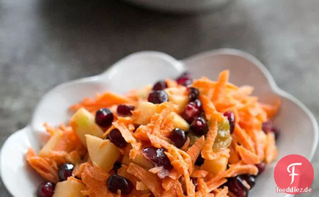 Jeweled Karottensalat mit Apfel und Granatapfel