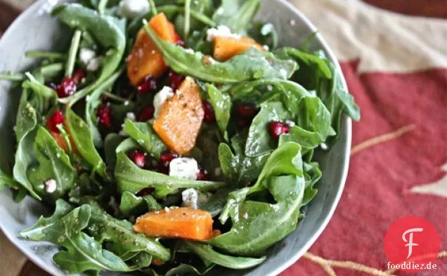Persimmon-Rucola-Salat mit Granatapfelkernen, Minze und Feta