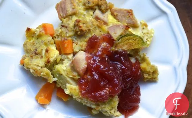 Tag-nach Thanksgiving-Füllung und Truthahn-Frühstücksauflauf