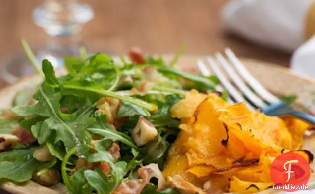 Geröstete Butternut Squash Bänder mit Rucola, Pancetta und Haselnuss-Salat