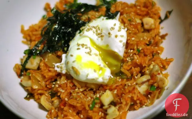 Kimchi gebratener Reis mit sautiertem Tintenfisch und pochiertem Ei