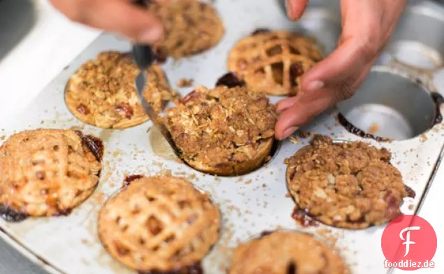 Birnen-Cranberry-Crumble Mini Pies