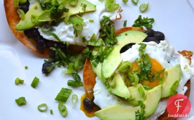 Schwarze Bohne, Avocado und Ei Tostadas