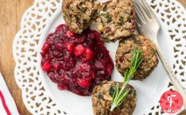 Linsenpilz-Walnussbällchen mit Cranberry-Birnen-Sauce