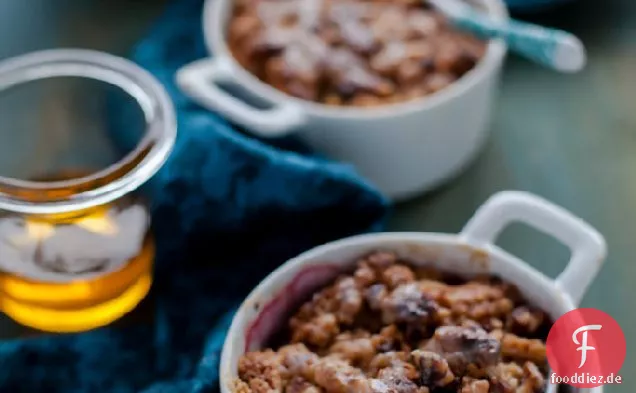 Birne und Cranberry Crumble mit rohem Honig und Ingwer