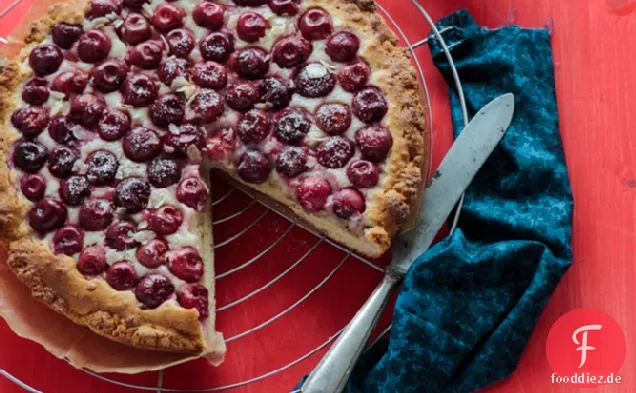 Kirsche und geröstete Mandel-Marzipan-Torte